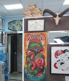 Detalle del estudio: cráneo de cabra, flash art y estanterías con figuras coleccionables