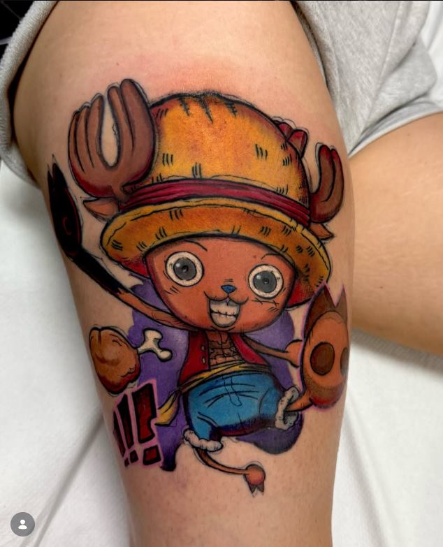 Tatuaje a color de personaje anime en el brazo, estilo newschool