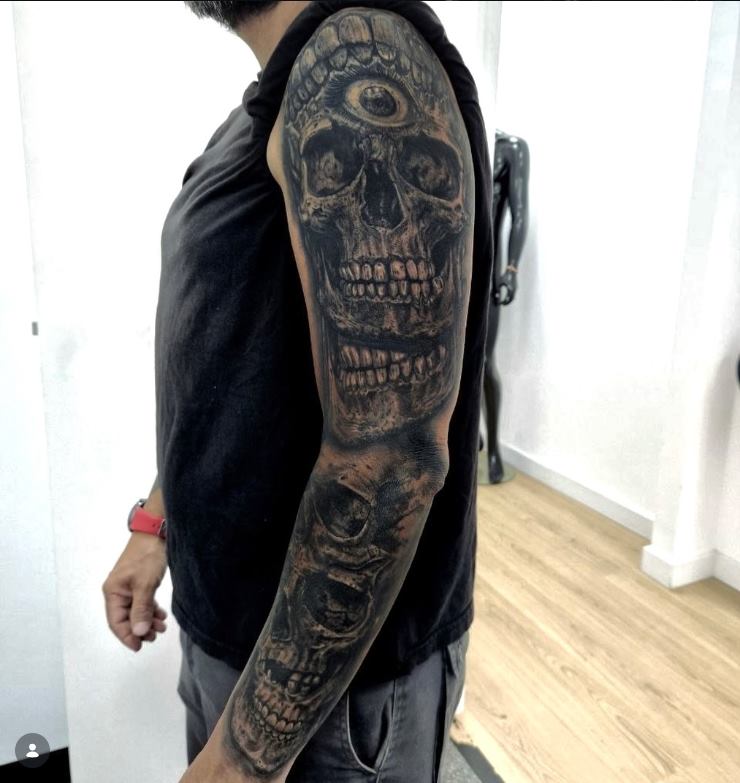 Manga completa de calaveras en estilo realismo, tinta negra y grises